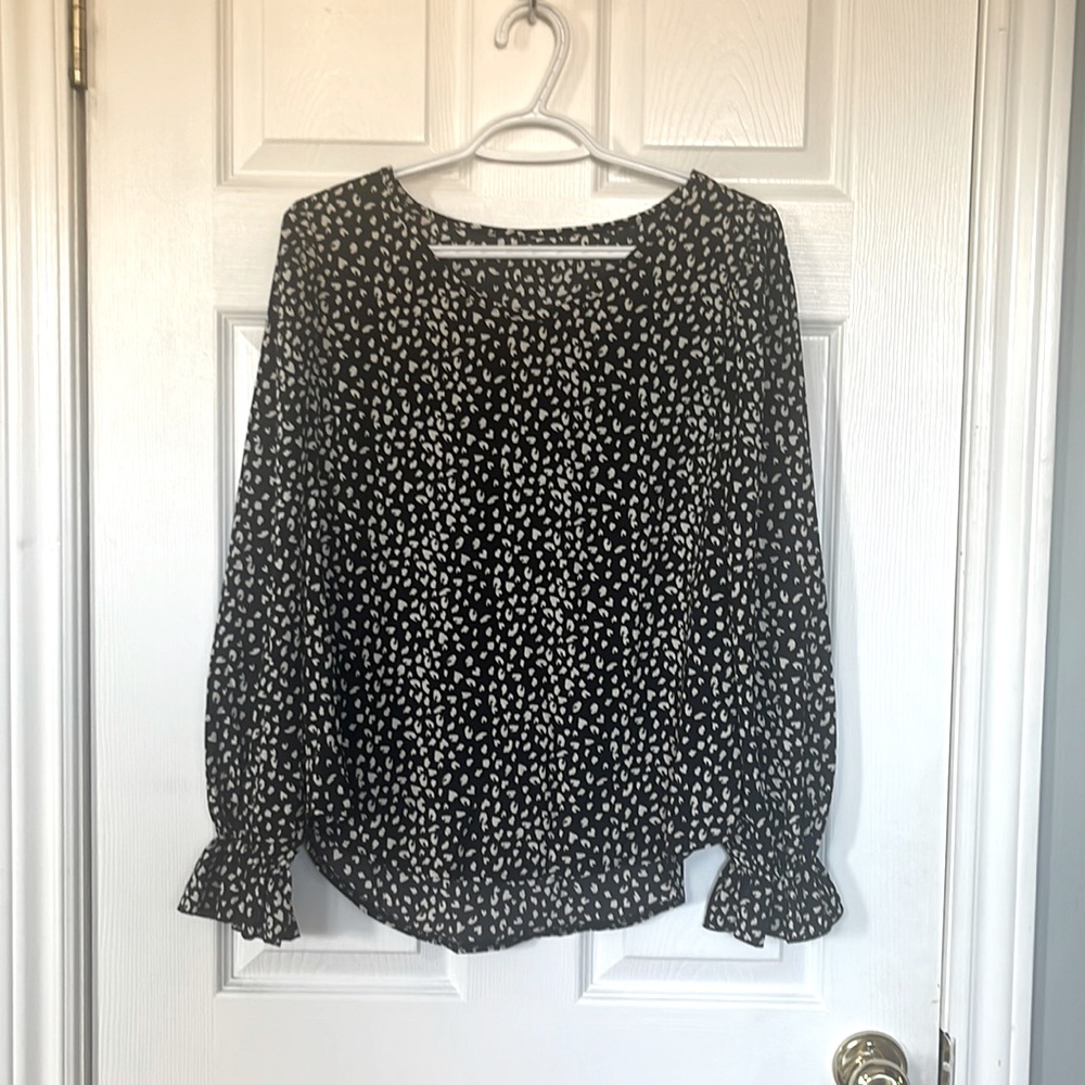 Black/white blouse with cinched cuffs